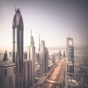 Sheikh Zayed Road, Dubai, Verenigde Arabische Emiraten, 2015 door Leopold Blonder