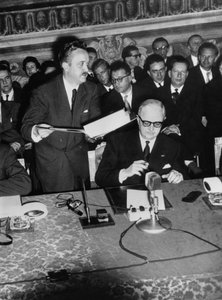 Ondertekening van het Verdrag van Rome (Gemeenschappelijke Markt) Dit is Christian Pineau, Franse minister van Buitenlandse Zaken. 26 maart