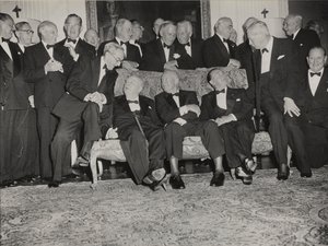 Sir Winston Churchill en Dwight D. Eisenhower bij een diner in Winfield House, het huis van de Amerikaanse ambassadeur in Londen