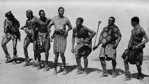 Zuid-Afrika. Vrolijke Kafferjongens die een gezamenlijk lied en dans uitvoeren. 1920