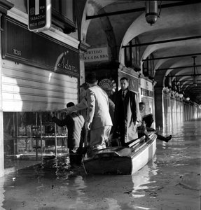 Het San Marcoplein tijdens de overstromingen in Venetië (fenomeen van acqua alta) - Jaren 1960