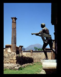 Standbeeld van Apollo, van de Tempel van Apollo, met Vesuvius op de achtergrond
