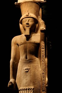 Standbeeld van Farao Sethi II (Seti of Sety) (1200-1194 v.Chr.) van de 19e dynastie in roze gres, het draagt een scepter met het symbool van de god Amon, Egyptisch Museum van Turijn.