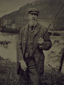 Studioportrait van de 8e hertog van Devonshire in tweed met visstok voor een gedrukt scherm dat Chatsworth toont door William M. Timlin