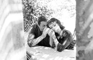 De actrice Marie Laforêt met haar vriend de regisseur Jean Gabriel Albicocco op het Lido van Venetië - 1961 door Unbekannt
