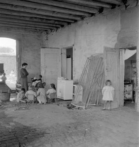 De Sacca San Biagio in Giudecca (Venetië): eiland van de lagune waar de stortplaatsen van Venetië zich ophopen, bewoners. 1965 door Unbekannt