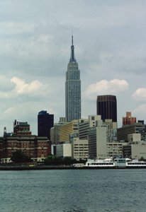 Het Empire State Building vanaf de East River door Unbekannt