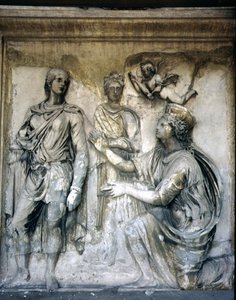 De achtergevel, detail van antieke reliëfdecoratie (enkele stukken van de Ara Pacis van Augustus) met afbeelding van een gekroonde godin en een jonge man door Unbekannt