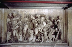 De Achtergevel, detail van antieke reliëfdecoratie (sommige stukken van de Ara Pacis van Augustus) die een gevechtsscène uitbeelden (steen)
