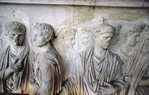 De achtergevel, detail van antieke reliëfdecoratie (enkele stukken van de Ara Pacis van Augustus) die een groep Romeinse burgers toont