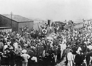 De aankomst van de eerste trein op de 60 cm spoorlijn naar Beira, Mozambique