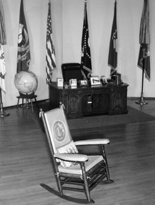 De beroemde schommelstoel van president John Fitzgerald Kennedy, zijn bureau en andere memorabilia tentoongesteld. Milaan. 1965 door Unbekannt