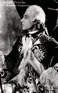 De beroemde stomme filmacteur Rodolfo Valentino in een uitgebreid toneelkostuum uit de achttiende eeuw voor de film 