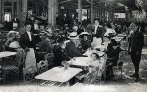 Thermisch toerisme: uitzicht op een restaurant in Vichy en zijn clientèle van kuurgasten, Allier ca. 1905 door Unbekannter Künstler