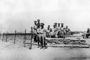 Tientsin (Tianjin), China, november 1924: Britse soldaten bij een post buiten de internationale concessies voor de inname van de stad door de troepen van de Chinese krijgsheer Feng Yuxiang (Feng Yu-hsiang, Feng Yu hsiang) - Tientsin (Tianjin), China, novem door William M. Timlin