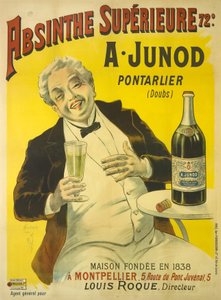 Een man die op een terras van een café zit en in lachen uitbarst terwijl hij een glas absint drinkt