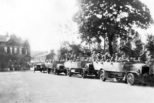 Verenigd Koninkrijk: Een Rij Charabancs in het Stadscentrum. Poynton, Cheshire, ca. 1925 door Unbekannt