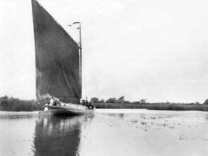 Verenigd Koninkrijk: Een Wherry op de Rivier Bure bij Ranworth. Norfolk Broads