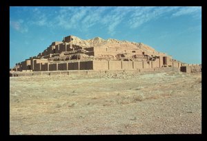 Uitzicht vanuit het zuiden op de Ziggurat, gebouwd door Elamitische koning Untash-Gal (1265-46 v.Chr.)