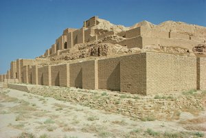 Uitzicht vanuit het zuiden op de Ziggurat, gebouwd door de Elamitische koning Untash-Gal (ca. 1265-46 v.Chr.) door Unbekannt