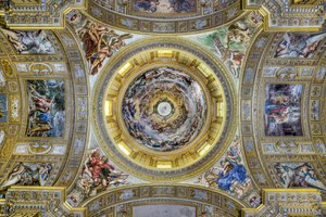 Zicht op het transeptplafond met de pendentieven en de koepel, Sant