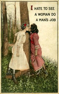 Vintage ansichtkaart met twee vrouwen die kussen, "Ik haat het om een vrouw een mannenbaan te zien doen" 1914 (litho)