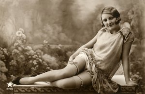 Vrouw in lichte jurk, c. begin 1900 (ansichtkaart)