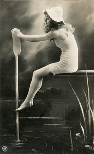 Vrouw in nachthemd, ca. begin 1900 (ansichtkaart) door Alec Hunter