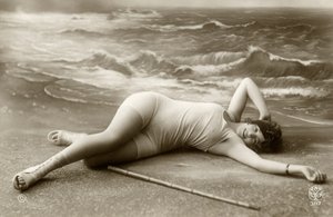 Vrouw in badpak, c. begin 1900 (ansichtkaart)