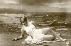 Vrouw in badpak, c. begin 1900 (ansichtkaart)