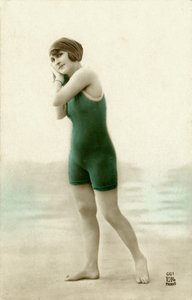 Vrouw in badpak, ca. begin 1900 (ansichtkaart)