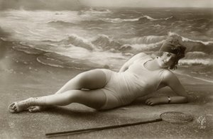Vrouw in badpak, ca. begin 1900 (ansichtkaart)