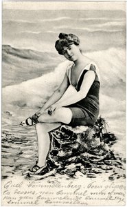 Vrouwen in badpakken, ca. begin 1900 (ansichtkaart)