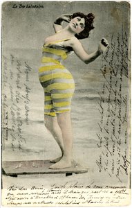 Vrouwen in badpakken, ca. begin 1900 (ansichtkaart)