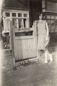 Vrouw buiten de Inverness B&B, Broadstairs, Kent, ca. 1920s door Unbekannt