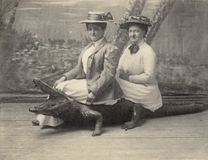 Vrouwen zittend op een opgezette alligator, ca. 1905 door Unbekannter Künstler