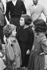 Jonge meisjes wachten op werk, Qualiano, Napels, Campania, Italië door Unbekannt