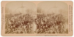 "Meisjes van Booker T. Washington School, Tuskegee, Alabama, Mrs. McKinley in bijzijn van koets",1899 (foto)