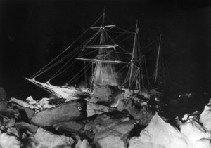 Imperial Trans-Antarctic Expedition: de Endurance vastgelopen door Underwood & Underwood