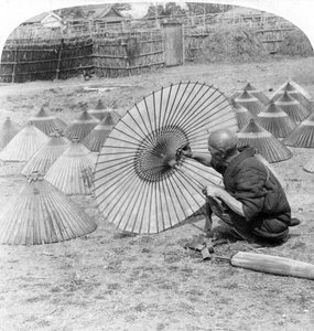 Een Japanse paraplumaker, Kobe, Japan, 1896