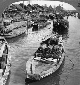 Een drukke vrachtkanaal in Tokio, Japan, 1904 door Underwood and Underwood