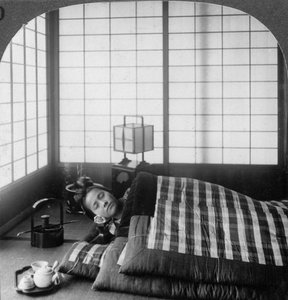 Een geisha die slaapt in een theehuis, Hikone, Japan, 1904