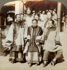 Een groep vrouwen in de binnenplaats van een rijk Chinees huis, Peking, China door Underwood and Underwood