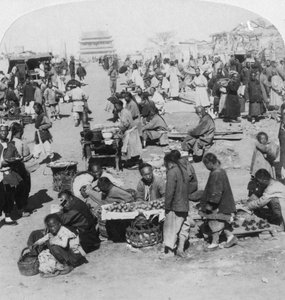 Een markt in de Tartaarse noordelijke stad, kijkend naar de Drum Tower, Peking Beijing, China, 1901