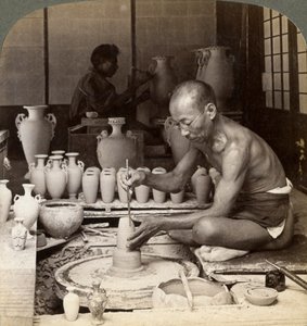 Een pottenbakker en zijn wiel, die een vaas van Awata-porselein vormen, Kinkosan-werken, Kyoto, Japan, 1904