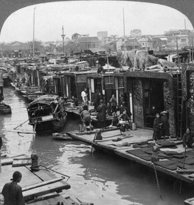 Een straat met bloemenboten, Canton, China, 1900 door Underwood and Underwood