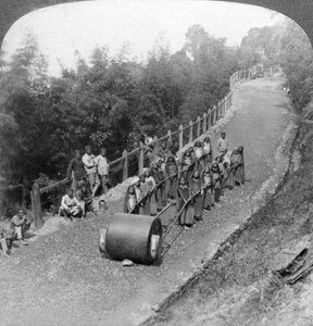 Een vrouwenteam aan het werk op de Darjeeling snelweg, India, 1903 door Underwood and Underwood
