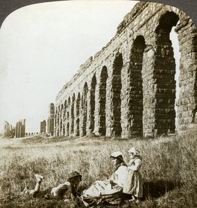 Aquaduct van Claudius en de Campagna, Rome, Italië door Underwood and Underwood