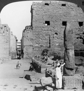 Laan van heilige beelden na opgraving, Karnak, Thebe, Egypte, c1900 door Underwood and Underwood