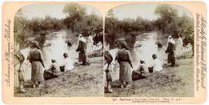 Dopen in de rivier de Jordaan, Palestina, 1896 door Underwood and Underwood